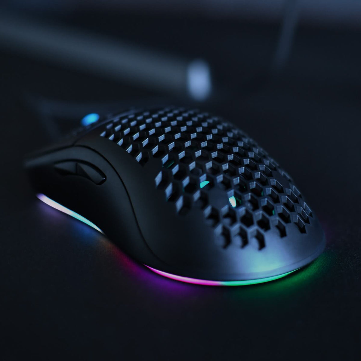Arozzi Europe Favo Ultra Light Mouse: honeycomb shell, RGB, Pixart 3389 sensor.