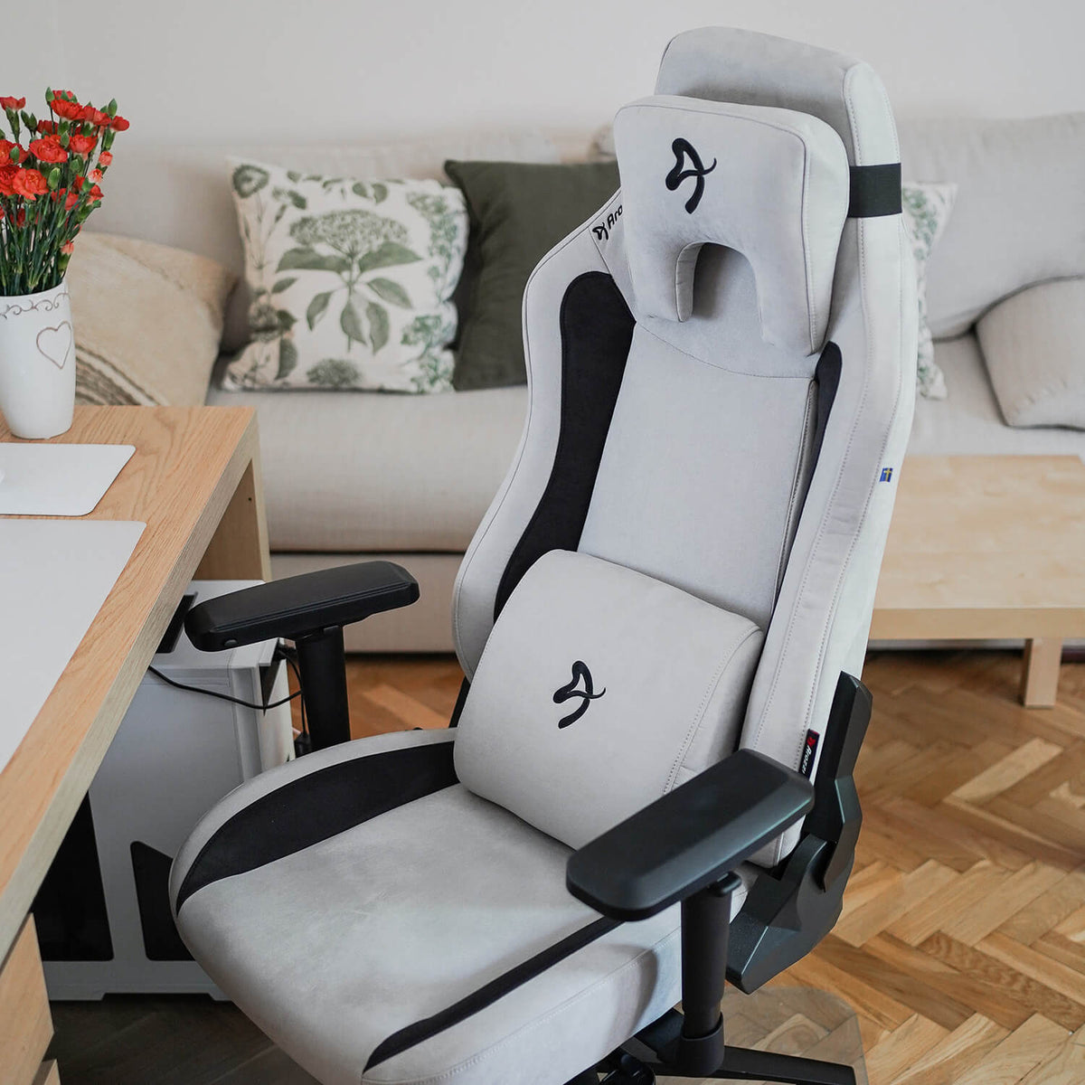 Arozzi Europe Vernazza Supersoft chair with memory foam adds comfort to your living room desk.