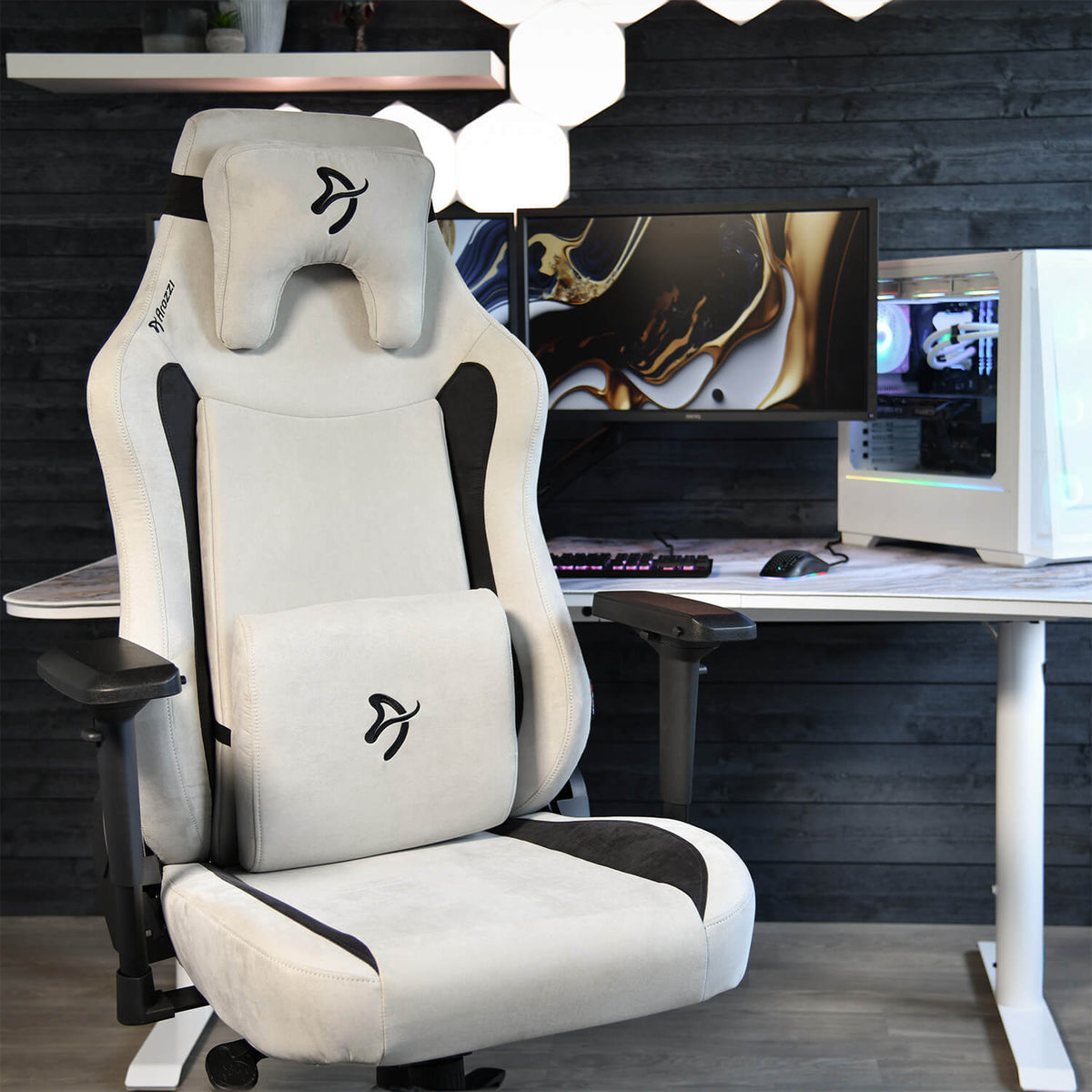 Arozzi Europe Vernazza XL Supersoft in white/black before a desk with monitor in modern room.