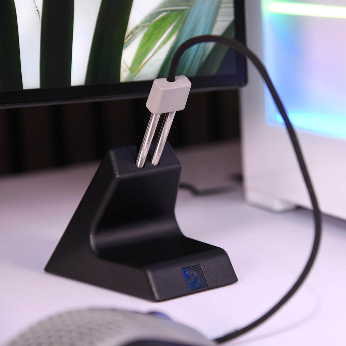 Ancora Mouse Cable Holder by Arozzi Europe keeps cables tidy—ideal for gamers’ desks.