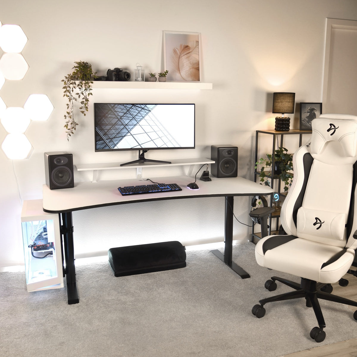 Minimalist setup with Arozzi Nova 34″ Curved VA 165Hz monitor, speakers, white desk, and decor.