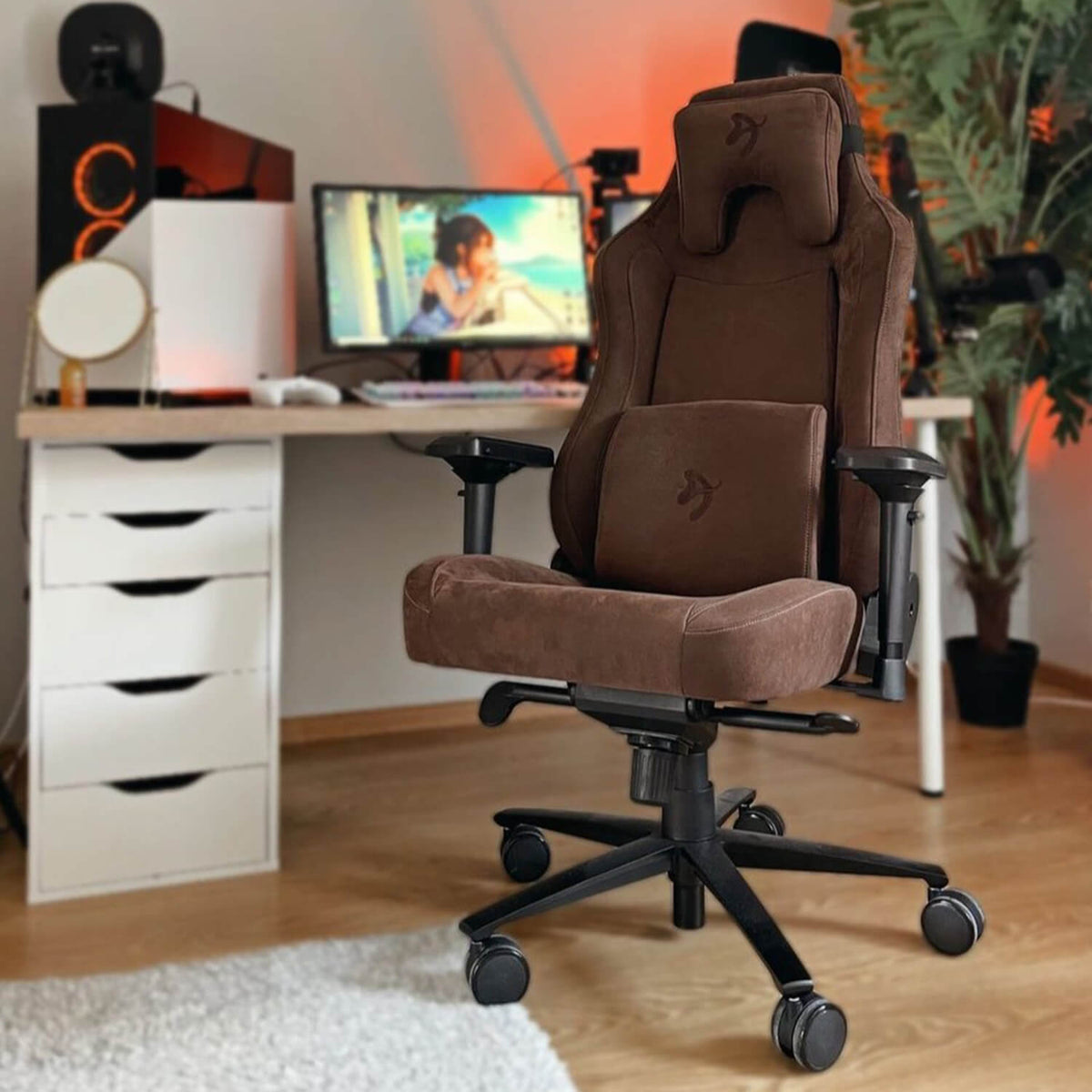 Vernazza Supersoft by Arozzi Europe with desk, monitor, speakers, and computer setup.